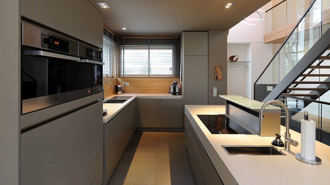 Schreinerküchen zum Wohl&shy;fühlen, zweck&shy;mäßig bis ins aller&shy;kleinste Detail: Wir geben Traum&shy;küchen Gestalt.