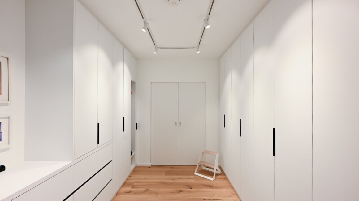 Wer Wert auf opti&shy;male Raum&shy;nutzung und ein&shy;zig&shy;arti&shy;ges Design legt, findet in (s)einem Ein&shy;bau&shy;schrank aus unserer Tisch&shy;le&shy;rei eine wert&shy;volle Ergän&shy;zung für sein Zuhause.