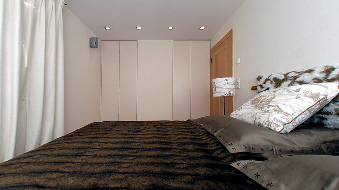 Anregungen für Kleider&shy;schränke nach Maß sowie für eigens ange&shy;fer&shy;tigte Betten und Side&shy;boards und Ankleide&shy;räume.