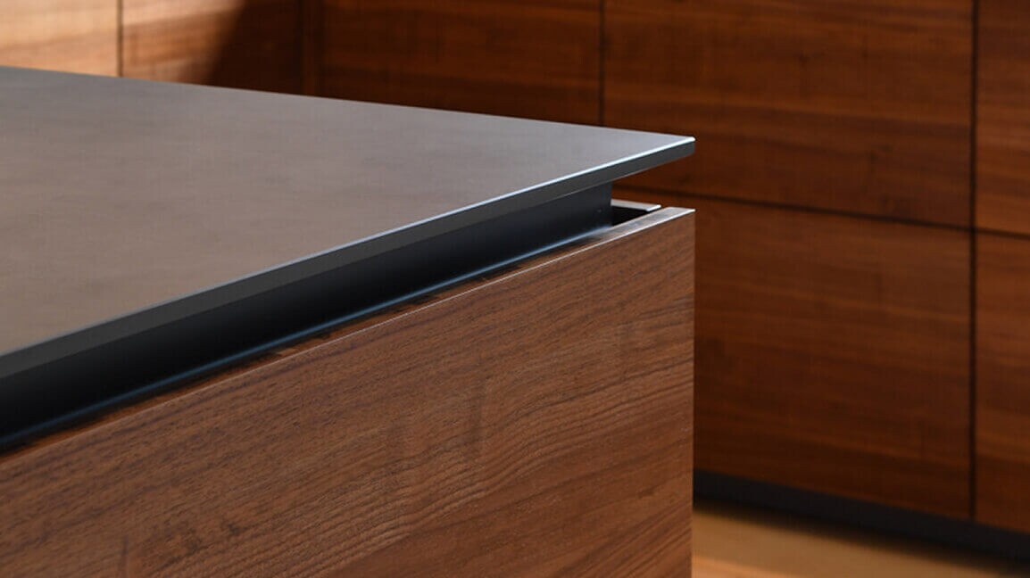 Edle Hölzer, höchste Funk­tio­nali­tät, griff­lose Schub­laden und Türen … eben eine individuelle Schreinerküche.