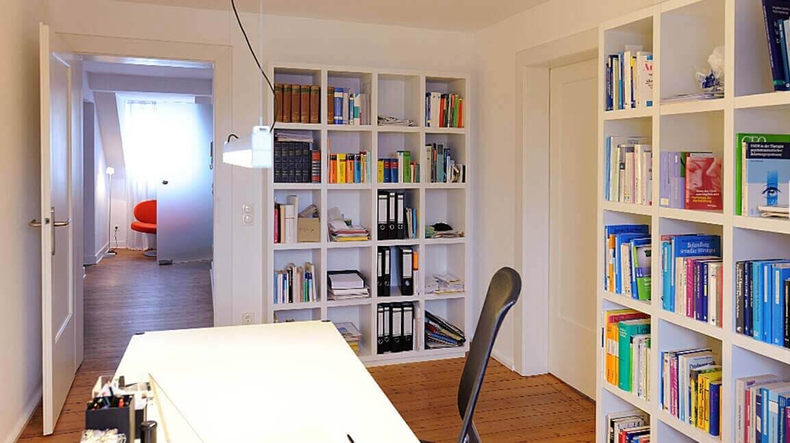 Wir haben viele gute Ein&shy;fälle im Büro fürs Büro, für Akten&shy;schrank, Bücher&shy;regal und Co., bei denen Ergo&shy;no&shy;mie und Optik har&shy;mo&shy;nieren.