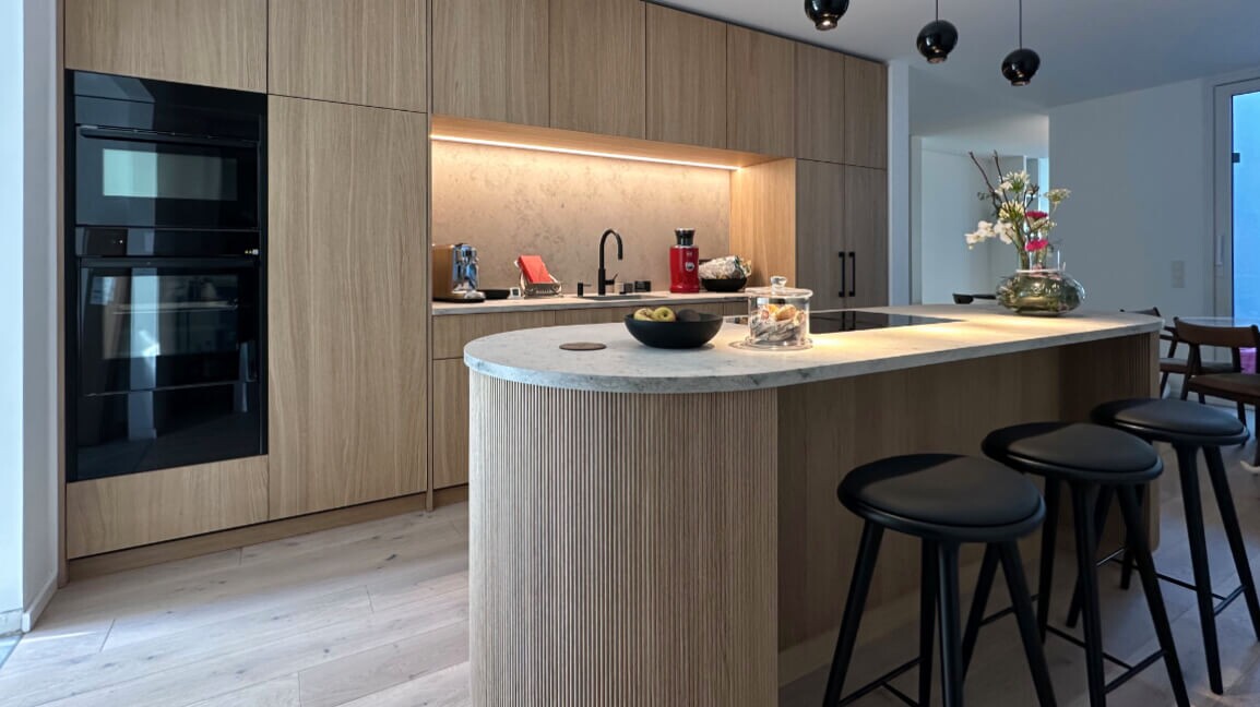 Eine hochwertige Schreinerküche nach Maß, passgenau gefertigt, aus dem Tischlermeisterbetrieb Korfmacher, Düsseldorf.