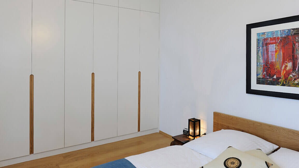 Einbaukleiderschrank und Bett – aus dem Tischlermeisterbetrieb Korfmacher.