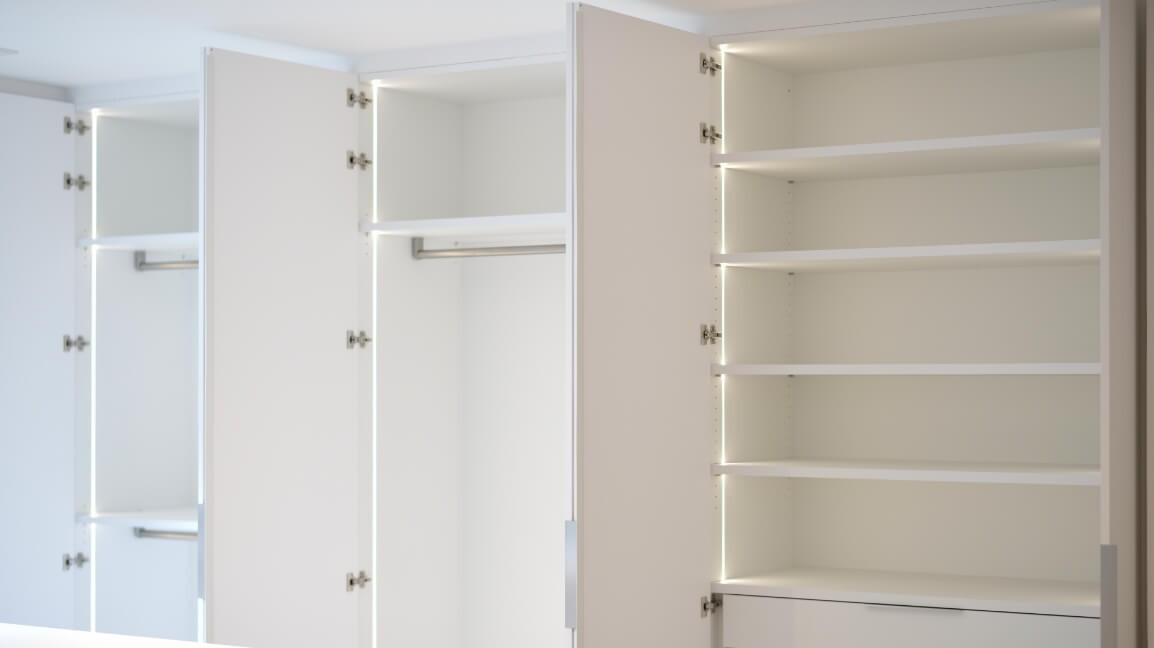 Individualisierung par excellence: Einbauschränke aus der Tischlerei | Schreinerei Korfmacher.